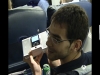 José Calderón, el base titular de la selección nacional de baloncesto campeona del mundo, presumiendo de su iPod negro con sus altavoces portátiles.